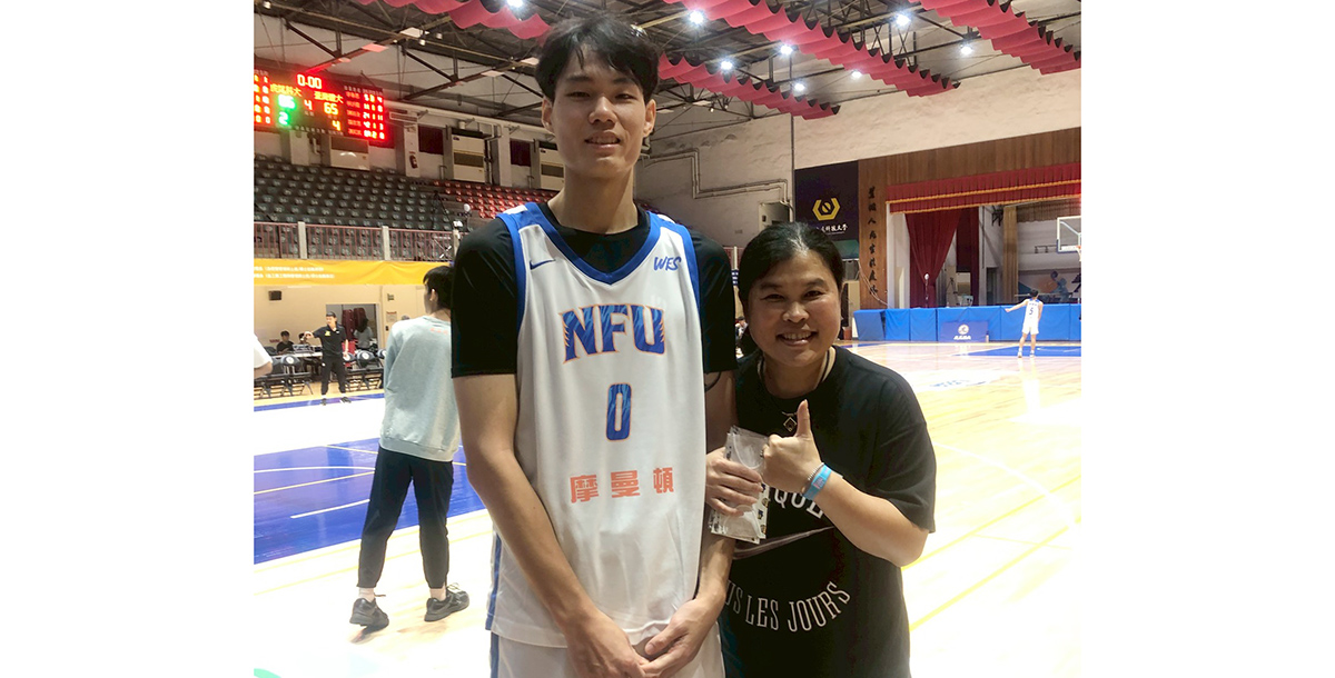 虎科郭俊言與前臺體恩師教練田本玉。攝/大專體總