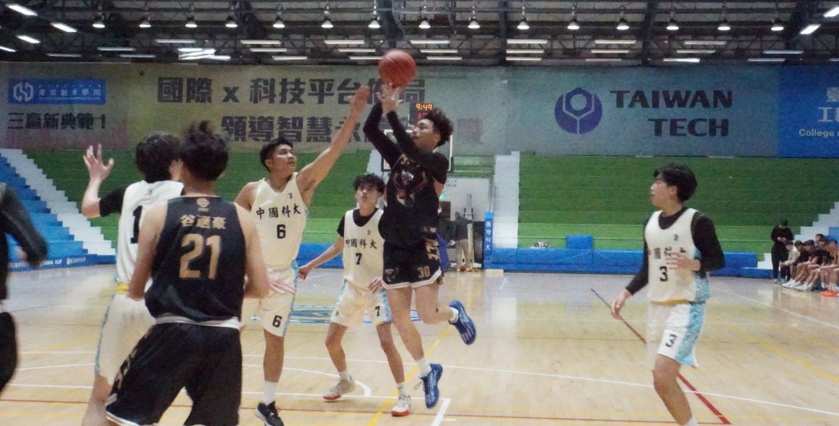 嘉大羅禮埄(黑30)自三分線突圍而入，面對防守毫不畏懼。攝/廖芸萱