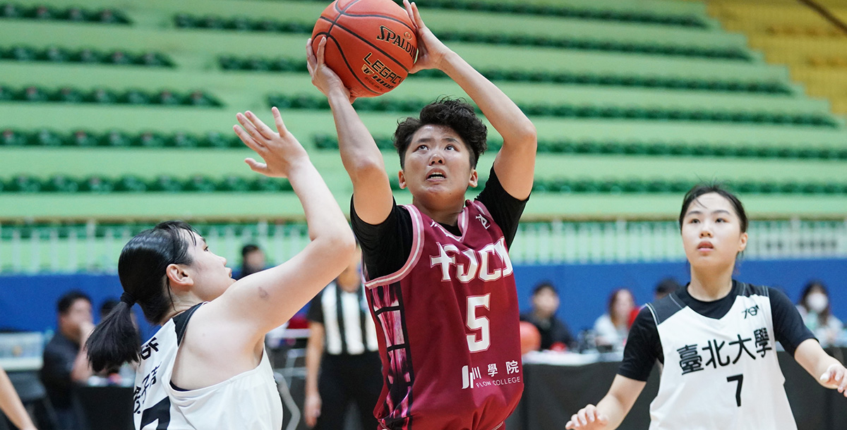 輔仁大學黃蕙均打出全隊最高24分14籃板的雙十表現。攝/大專體總