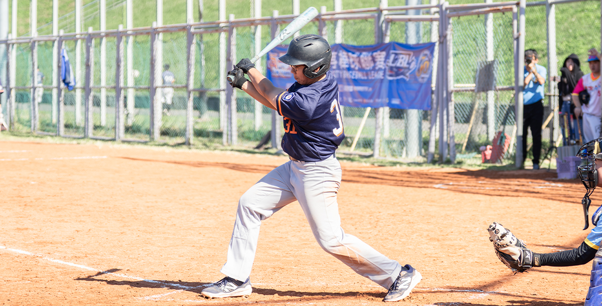 政大張睿杰今日打擊表現亮眼，二局下敲出三分砲，帶動全隊士氣。攝/黃斯筠
