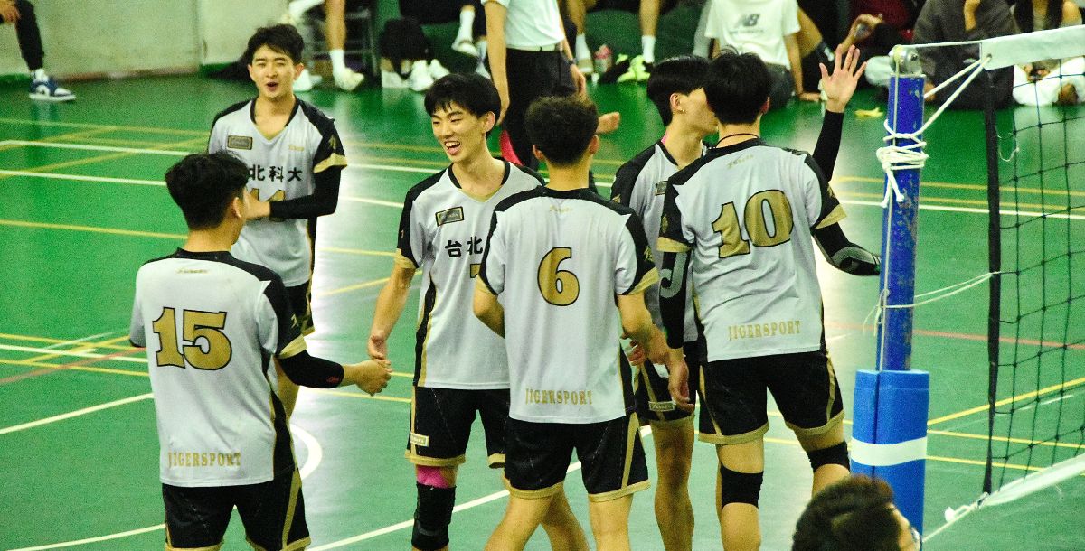 北科大隊員於場上擊掌慶祝得分。攝/藍毓靜 (另開新視窗)